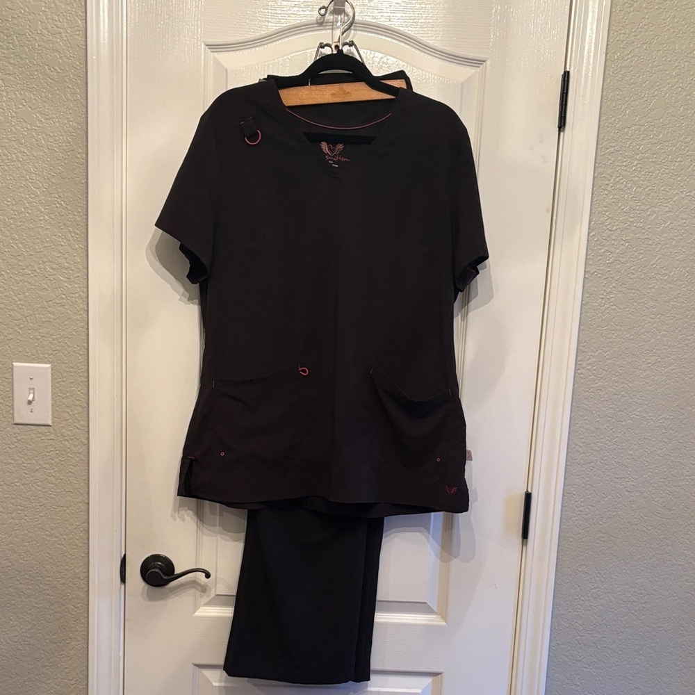 Smitten women’s scrub set XL